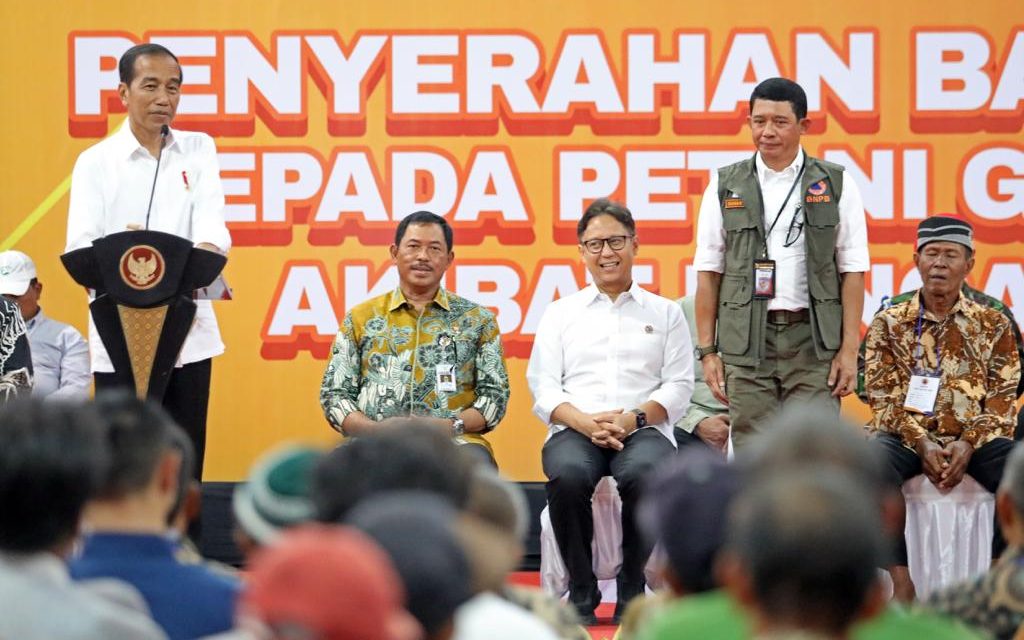 Kepala BNPB Dampingi Presiden RI Serahkan Bantuan Stimulan Bagi Petani Gagal Panen Terdampak Bencana Banjir