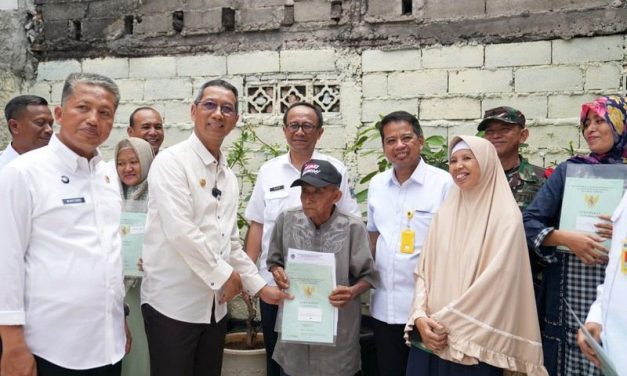 Pj Gubernur Heru Serahkan 16 Sertipikat PTSL secara Door to Door ke Warga Mampang Prapatan