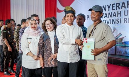 Wamen ATR/Waka BPN Serahkan 616 sertipikat Tanah kepada Masyarakat Bengkalis dan Dumai