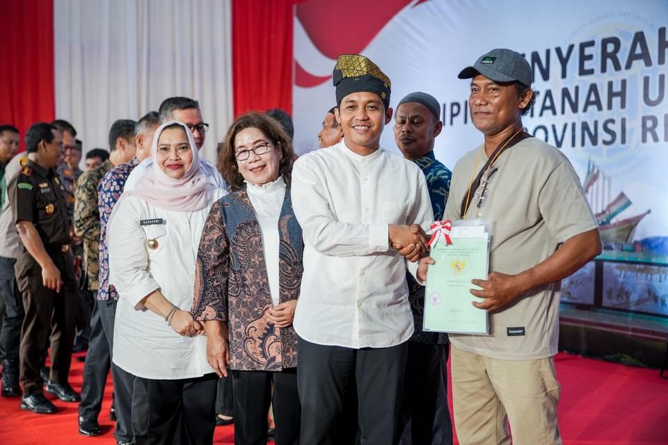 Wamen ATR/Waka BPN Serahkan 616 sertipikat Tanah kepada Masyarakat Bengkalis dan Dumai