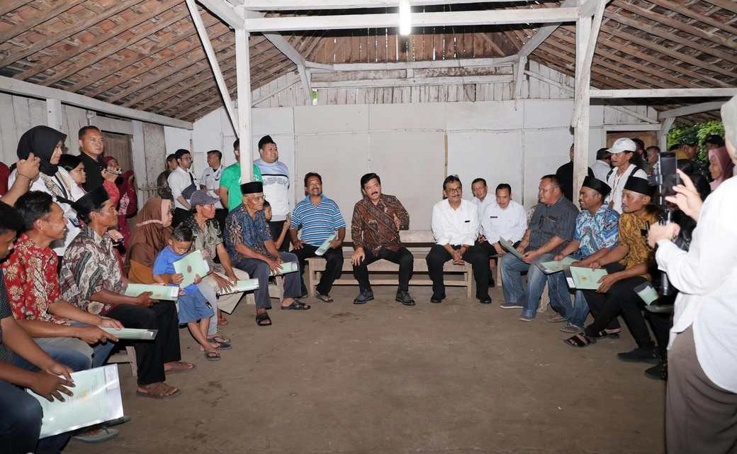Menteri ATR/Kepala BPN Serahkan Sertipikat Redistribusi Tanah dari Pelepasan Kawasan Hutan kepada Masyarakat Kabupaten Madiun