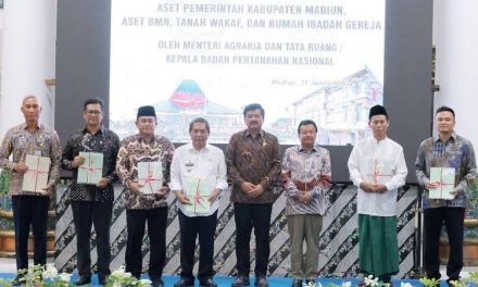 Menteri ATR/Kepala BPN Serahkan Sertipikat Tanah Elektronik di Kabupaten Madiun
