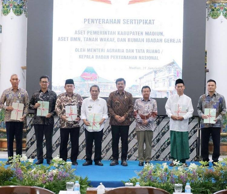 Menteri ATR/Kepala BPN Serahkan Sertipikat Tanah Elektronik di Kabupaten Madiun