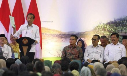 Serahkan 3.000 Sertipikat Tanah di Kabupaten Bandung, Presiden RI Imbau Masyarakat Manfaatkan untuk Hal Produktif