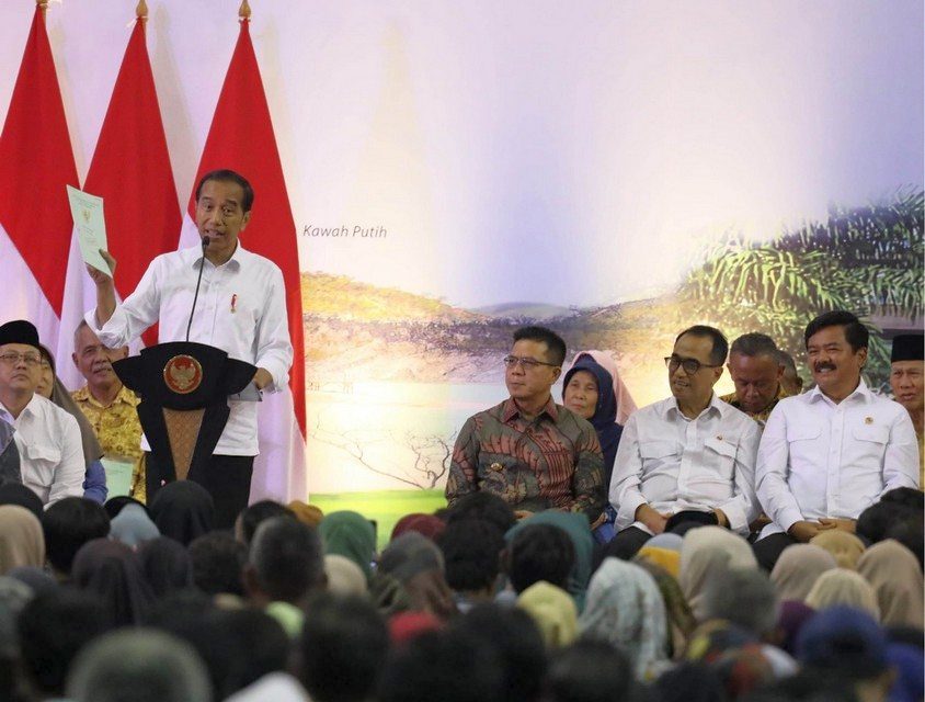 Serahkan 3.000 Sertipikat Tanah di Kabupaten Bandung, Presiden RI Imbau Masyarakat Manfaatkan untuk Hal Produktif