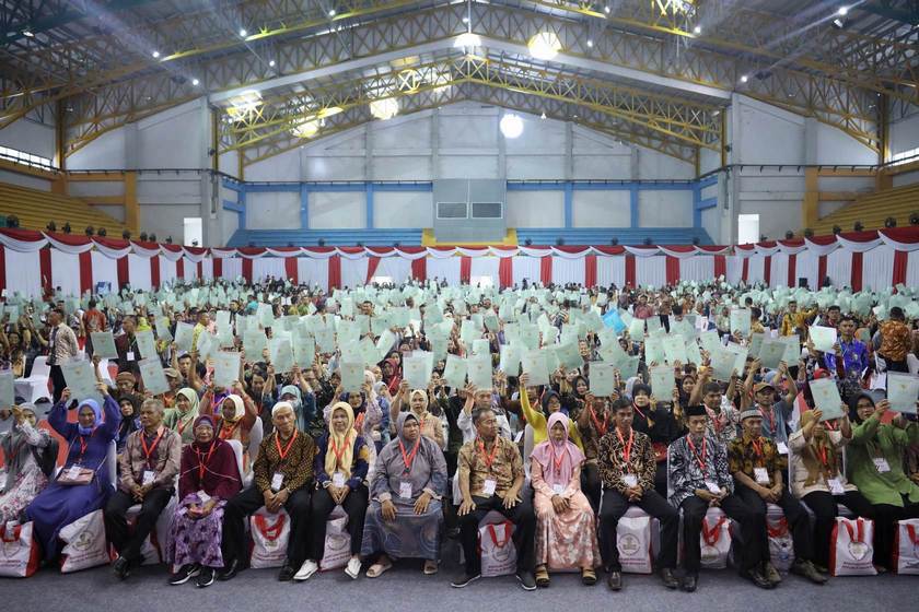 Antusiasme Masyarakat Kabupaten Bandung Terima Sertipikat Tanah dari Presiden RI