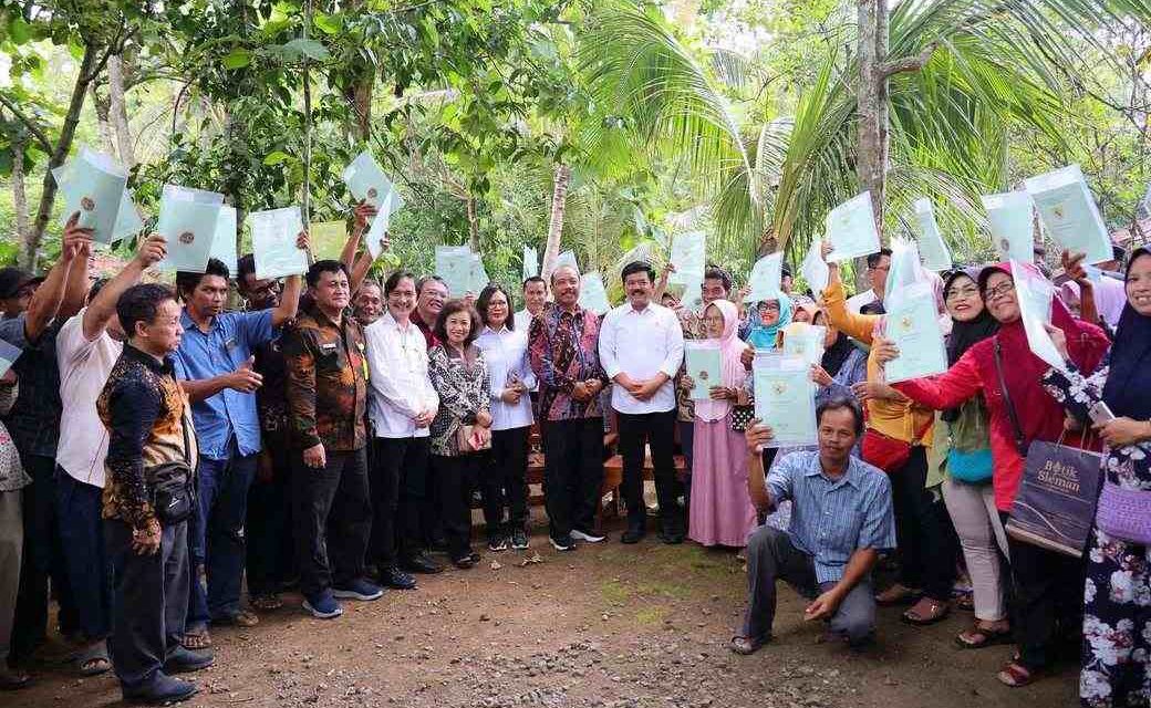 Serahkan 205 Sertipikat Hasil Konsolidasi Tanah di Kabupaten Sleman, Menteri ATR/Kepala BPN: Harga Tanah Naik 3 Kali Lipat