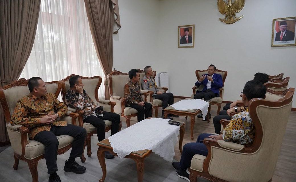 AHY Silaturahmi ke Unair & Serahkan Sertipikat Tanah Wakaf di Surabaya Makin Tunjukkan Kinerja Dinamis