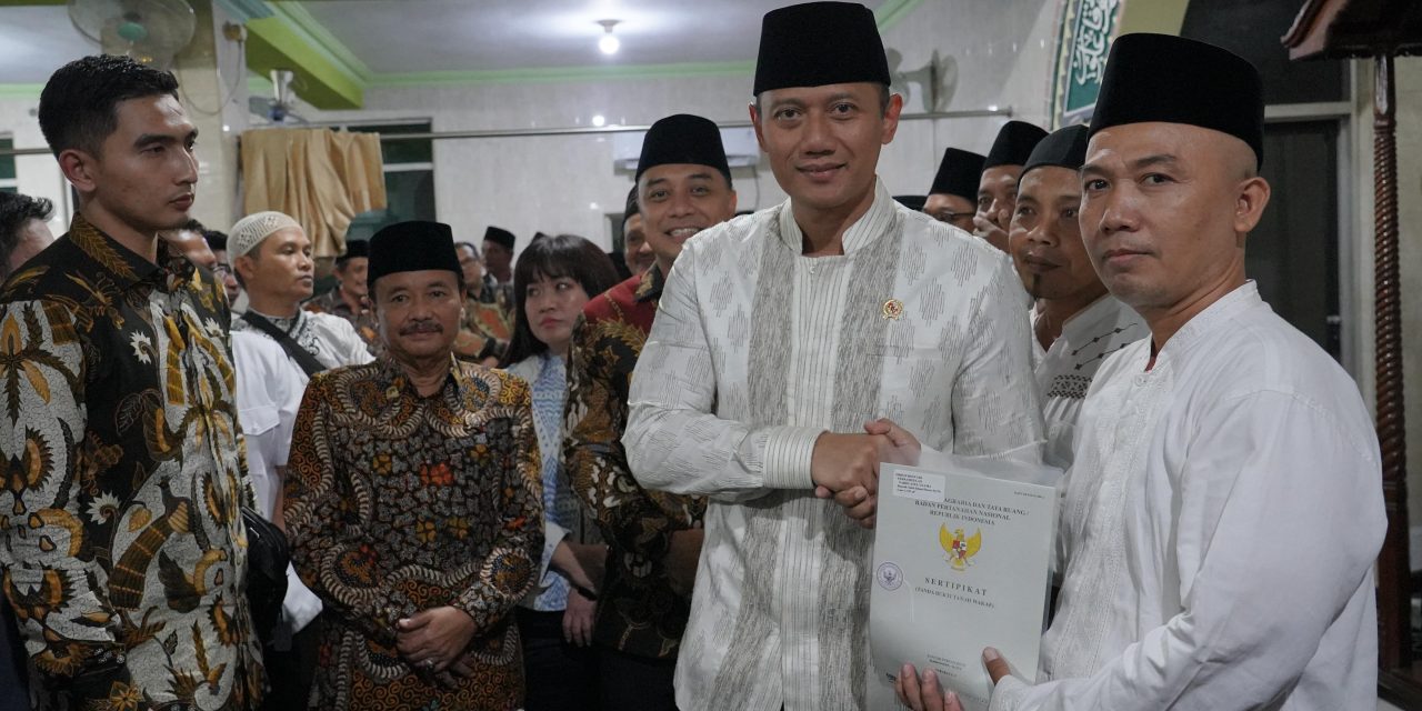 Momen Bulan Suci Ramadan, 10 Nazir di Surabaya Terima Sertipikat Tanah Wakaf dari Menteri AHY