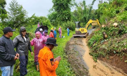 Longsor di KKA Pemko Langsung Bergerak untuk Membersihkan