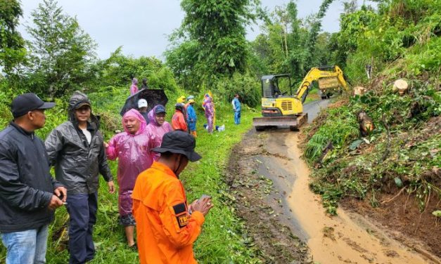 Longsor di KKA Pemko Langsung Bergerak untuk Membersihkan