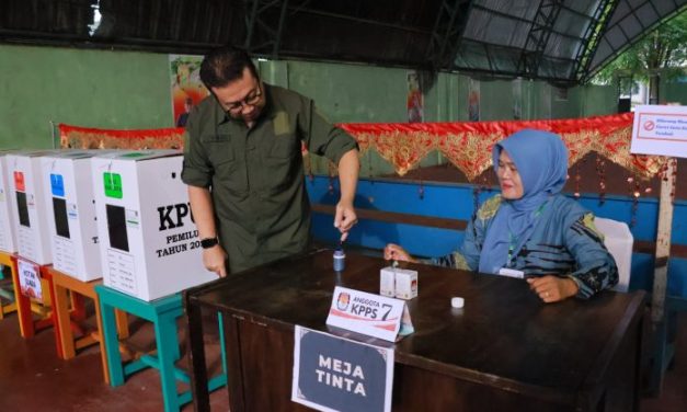 Pj Wali Kota Bersama Istri Orang Pertama Di Kota Payakumbuh Menggunakan Hak Pilih