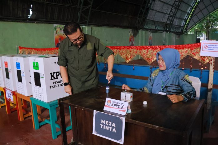 Pj Wali Kota Bersama Istri Orang Pertama Di Kota Payakumbuh Menggunakan Hak Pilih