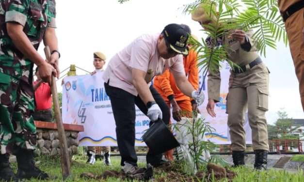 Dalam Rangka HPSN Pemko menggelar Gotong Royong dan Penanaman Pohon