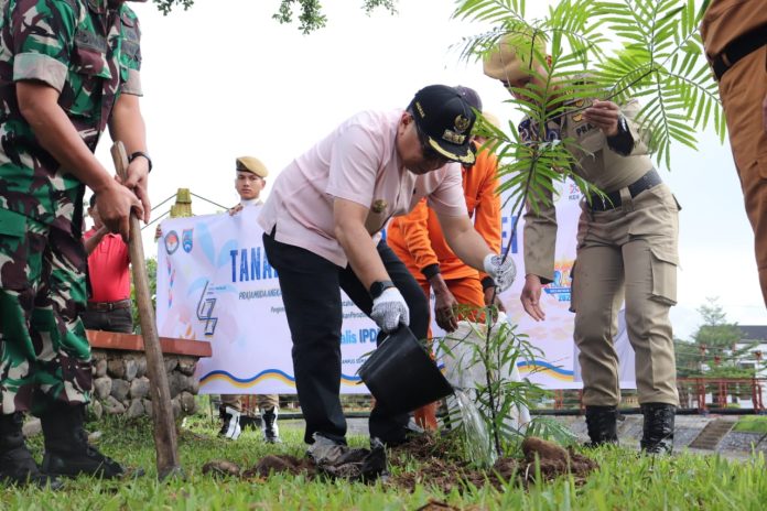 Dalam Rangka HPSN Pemko menggelar Gotong Royong dan Penanaman Pohon
