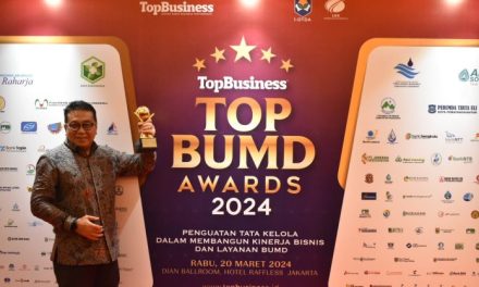Pj Wali Kota dan Pamtigo Mendapatkan Penghargaan TOP BUMD Awards