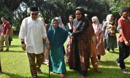 Pj Wali Kota, Ketua TP-PKK Menyerahkan Bantuan Emersia Untuk Keluarga Kurang Mampu