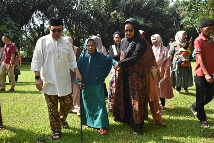 Pj Wali Kota, Ketua TP-PKK Menyerahkan Bantuan Emersia Untuk Keluarga Kurang Mampu