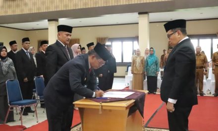 Pj Wali Kota Melantik 16 Pejabat Administrator, 34 Pejabat Pengawas, 4 Pejabat Fungsional, 7 Kepala Sekolah, dan 1 Kepala Puskesmas