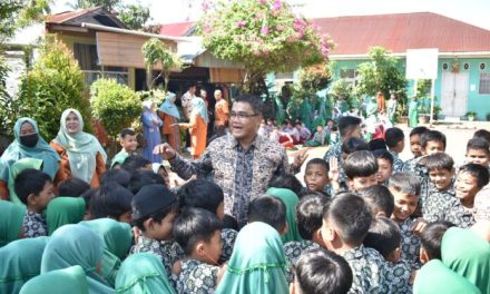 Sekretaris Daerah Mengapresiasi SD Negeri 28 Kota Payakumbuh Terkait Pemberian Bantuan Kepada Anak Yatim