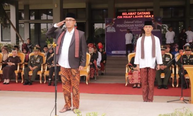 Sekretaris Daerah (Sekda) Kota Payakumbuh Rida Ananda menjadi pembina Upacara Peringatan Hari Pendidikan Nasional (Hardiknas)