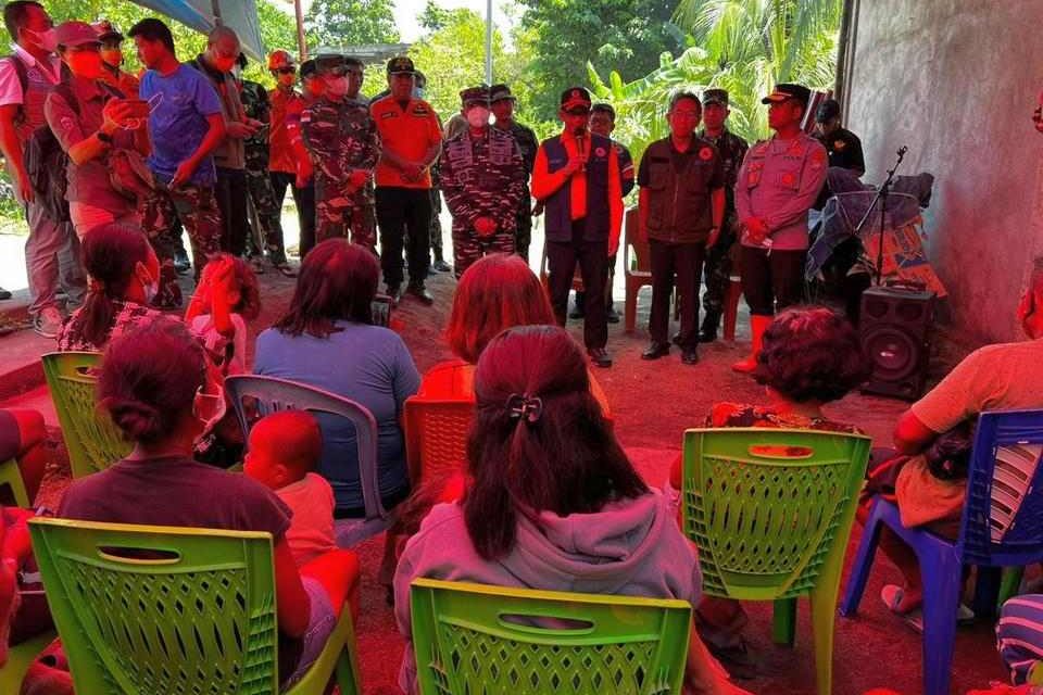 [UPDATE] Erupsi Gunungapi Ruang: Kepala BNPB Tinjau Lokasi Pengungsian Warga di Pulau Siau