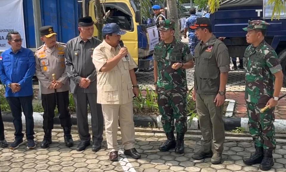 Kepala BNPB Dampingi Penyerahan Bantuan Kementerian Pertahanan untuk Penanganan Bencana Sumatra Barat