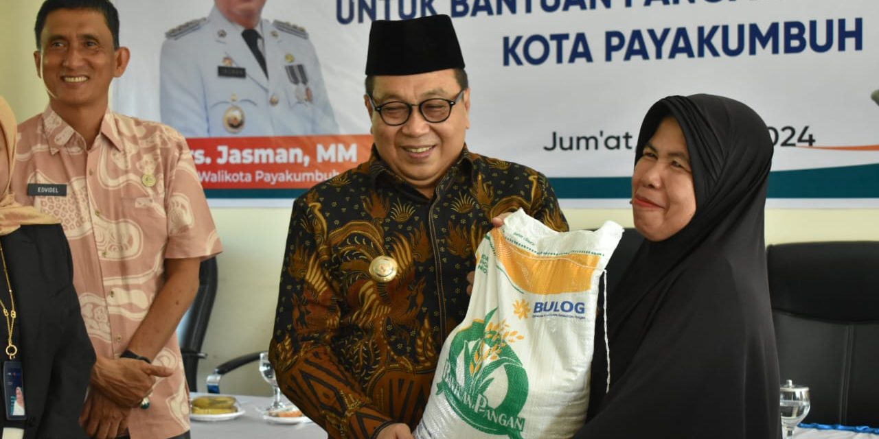 7.647 Kepala Keluarga Terima Bantuan Pangan di Serahkan Langsung Pj. Wali Kota Payakumbuh Jasman Dt. Bandaro Bendang
