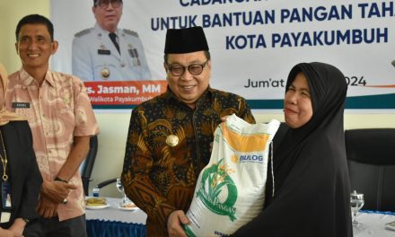 7.647 Kepala Keluarga Terima Bantuan Pangan di Serahkan Langsung Pj. Wali Kota Payakumbuh Jasman Dt. Bandaro Bendang