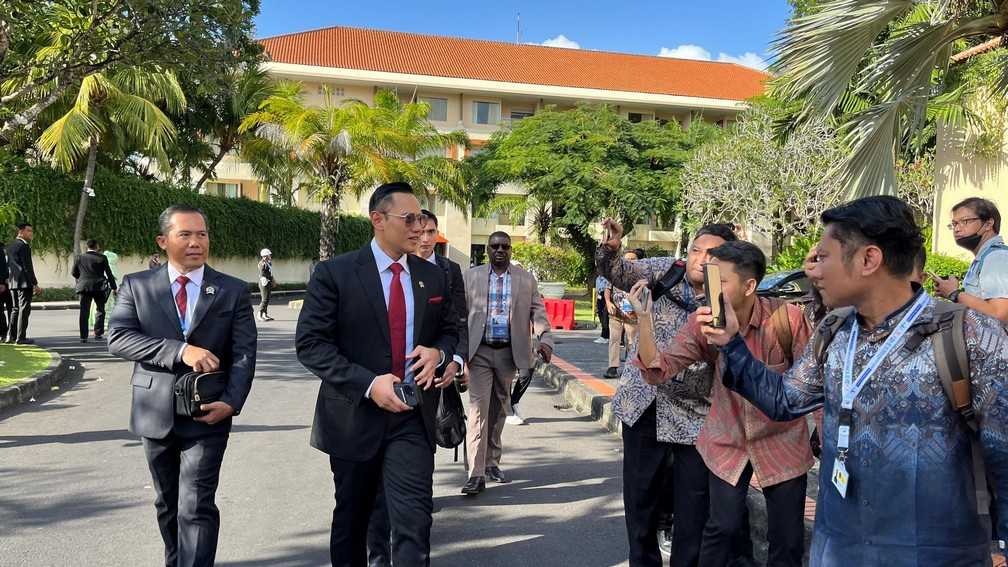 Antusias Ikuti Pembukaan World Water Forum, Menteri AHY Jalan Kaki