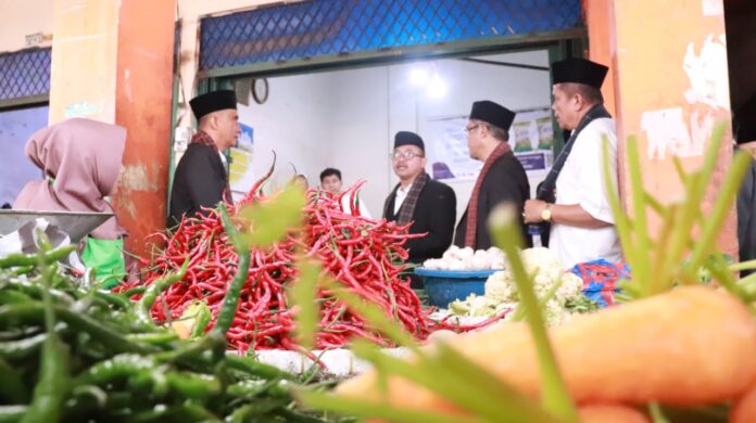 Pj Wako Suprayitno Pantau Harga Pangan di Pasar Tradional Ibuh