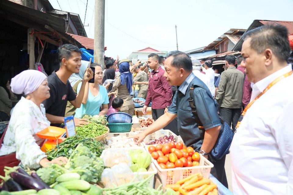 Mendagri Tito Interaksi dengan Pedagang, Cek Harga di Pasar Senggol Dumai