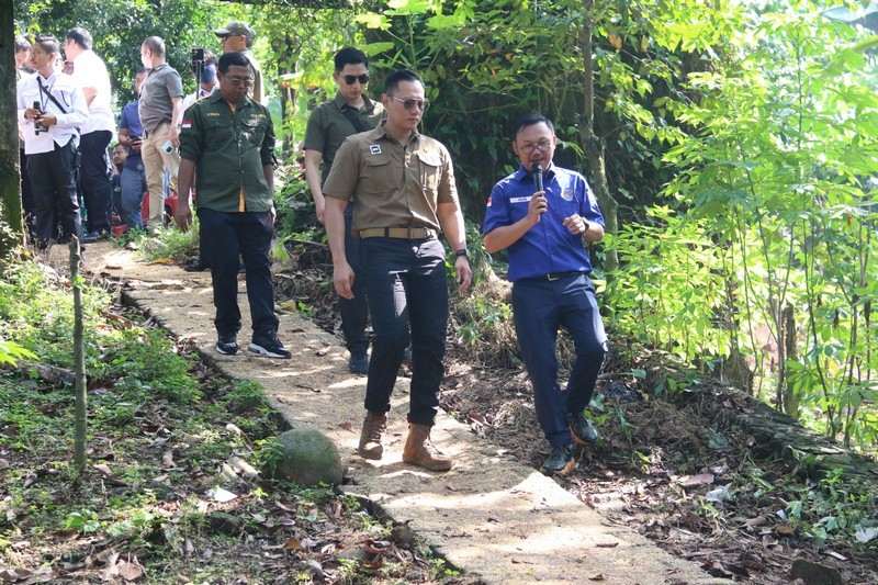 Menteri AHY Turun Langsung Saksikan Petugas BPN Ukur Tanah di Kota Depok