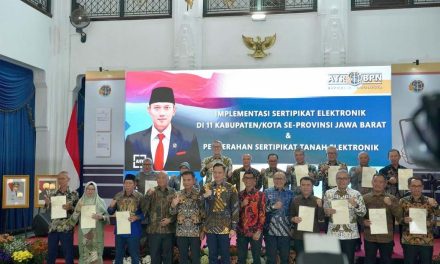 Menteri AHY Serahkan 136 Sertipikat Tanah Elektronik, Gedung Sate dan Lapangan Gasibu Kini Lebih Berkepastian Hukum