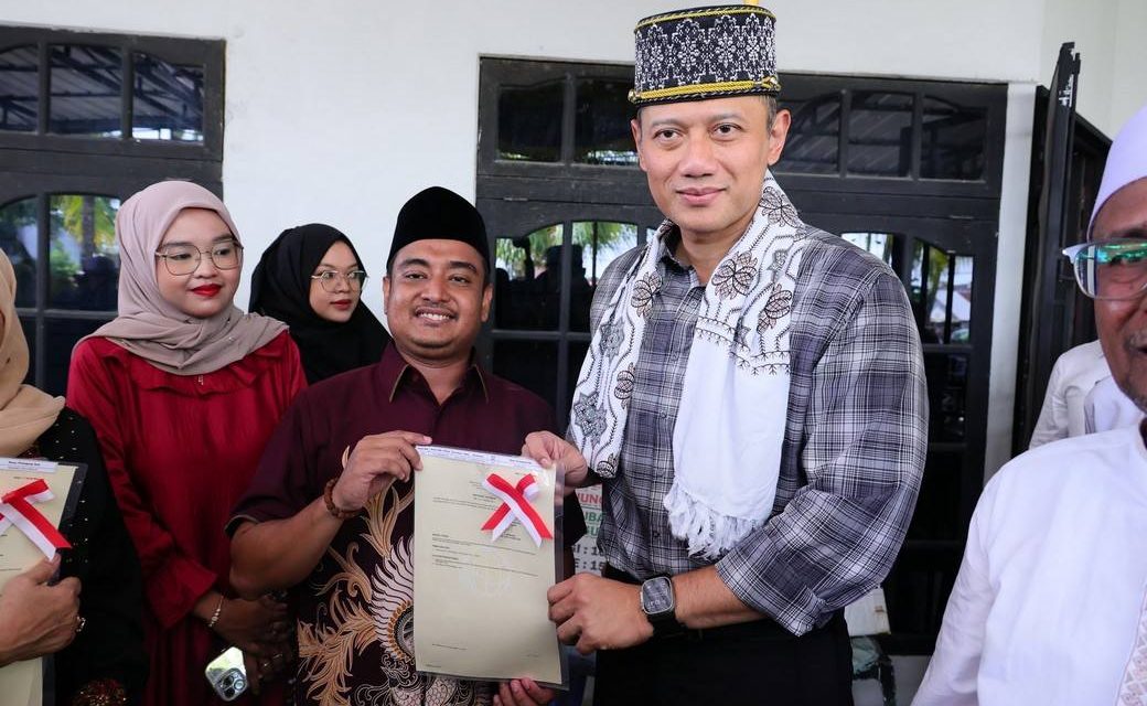 Menteri AHY Serahkan 3 Sertipikat ke Keluarga Hubabah Syarifah Annisa, Beri Rasa Damai di Masa Depan