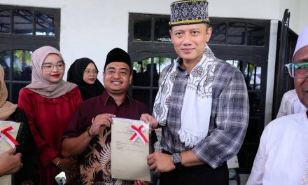 Menteri AHY Serahkan 3 Sertipikat ke Keluarga Hubabah Syarifah Annisa, Beri Rasa Damai di Masa Depan