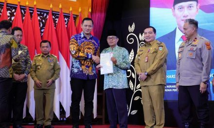 Serahkan Sertipikat Tanah Elektronik di Jambi, Menteri AHY: Persempit Ruang bagi para Pelaku Kejahatan Pertanahan