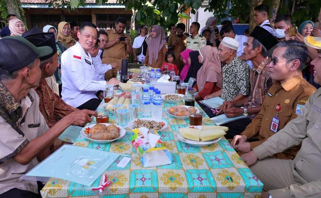 Dari Rumah ke Rumah, Menteri AHY Serahkan Sertipikat Langsung ke Tangan Pemilik di Jambi