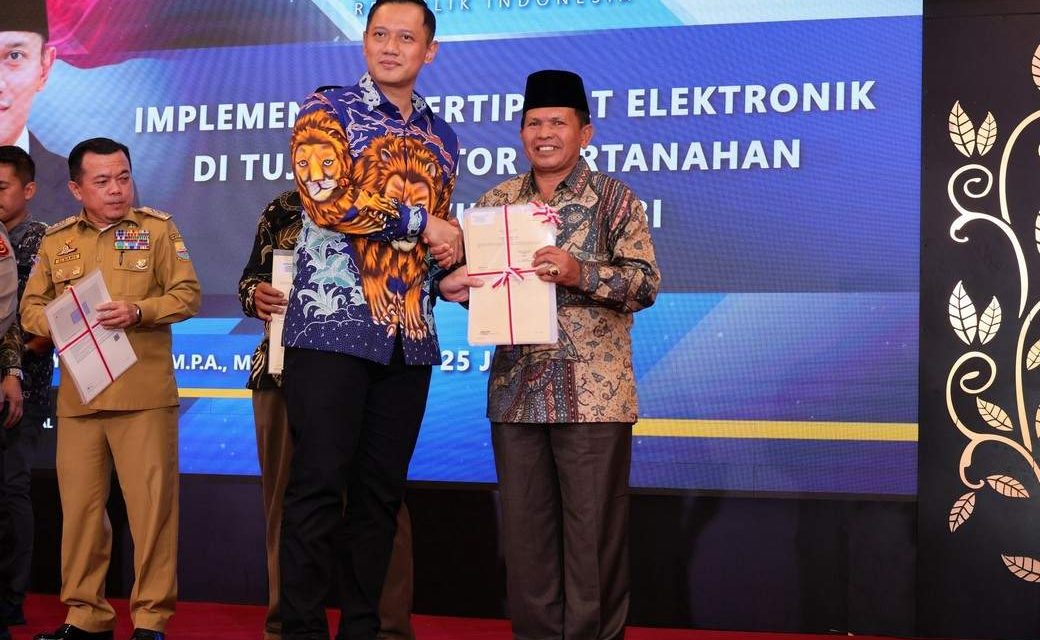 Pertama di Jambi, Menteri AHY Serahkan Sertipikat Tanah Elektronik untuk Tanah Ulayat