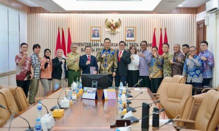Menteri AHY Terima Penghargaan Tokoh Pendorong Investasi dalam Negeri Melalui Reforma Agraria dan Pemberantasan Mafia Tanah