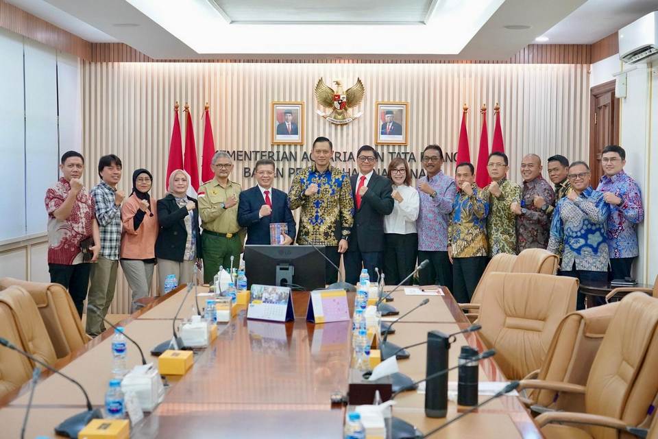 Menteri AHY Terima Penghargaan Tokoh Pendorong Investasi dalam Negeri Melalui Reforma Agraria dan Pemberantasan Mafia Tanah