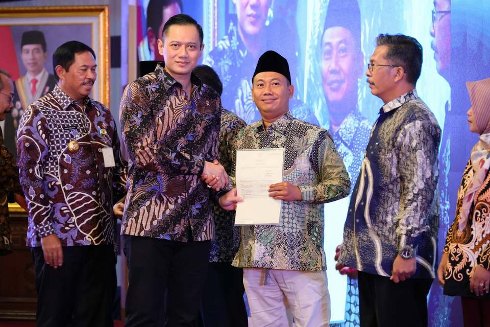 Dari Wakil Bupati Sampai Masyarakat Apresiasi Program Sertipikat Elektronik yang Diserahkan Menteri AHY di Jateng