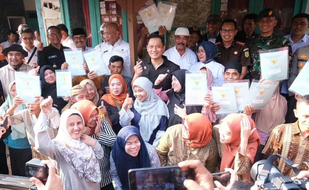 Serahkan Sertipikat Hasil PTSL di Kaki Gunung Salak, Menteri AHY Yakinkan Semua Masyarakat Miliki Kepastian Hukum Hak Atas Tanah