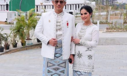 Menteri AHY Kenakan Baamar Galung Pancar Matahari dari Kalimantan Tengah pada Upacara Peringatan HUT ke-79 Kemerdekaan RI