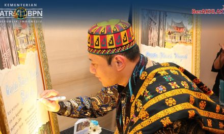 Tandatangani Lukisan untuk Sampul Buku “Cerita Tanah Ulayat Hari Ini”, Menteri AHY: Terus Perjuangkan Hak dan Kesejahteraan Masyarakat Adat