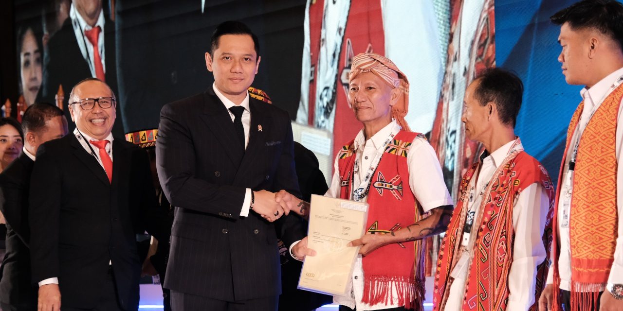 Terima Sertipikat dari Menteri AHY, Masyarakat Hukum Adat di Kapuas Hulu: Ini Penting bagi Keberlangsungan Kami