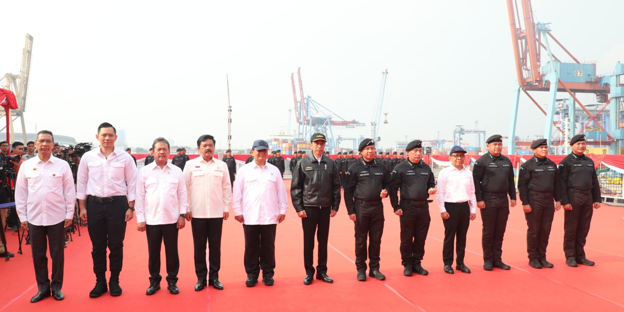 Bersama Presiden RI, Menteri AHY Peroleh Brevet Kehormatan Hiu Kencana dari TNI AL