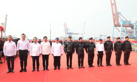 Bersama Presiden RI, Menteri AHY Peroleh Brevet Kehormatan Hiu Kencana dari TNI AL