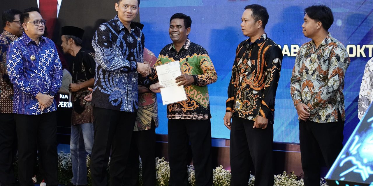 Terima Sertipikat dari Menteri AHY, Warga Lumajang Berharap Program PTSL Terus Berlanjut