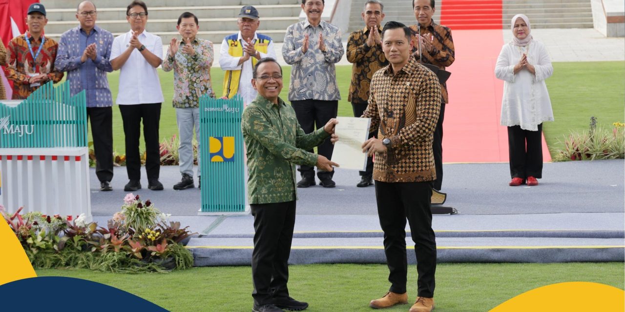 Disaksikan Presiden Jokowi, Menteri AHY Serahkan Sertipikat Tanah Elektronik Hak Pakai untuk Istana Negara dan Istana Garuda di IKN